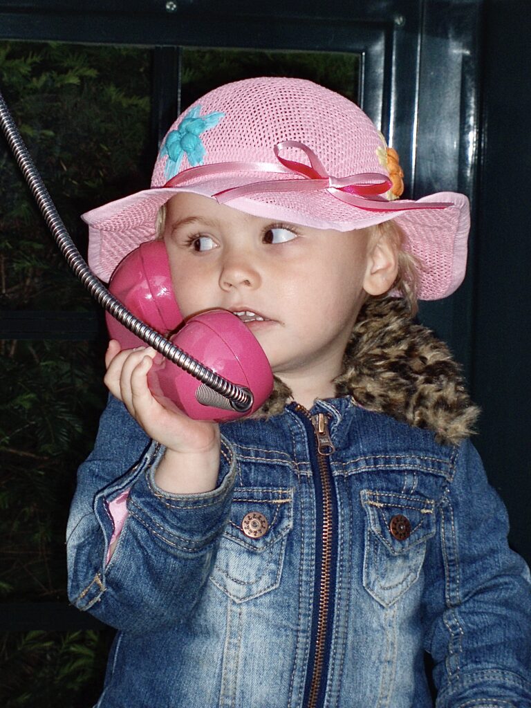 Sofie taler i telefon